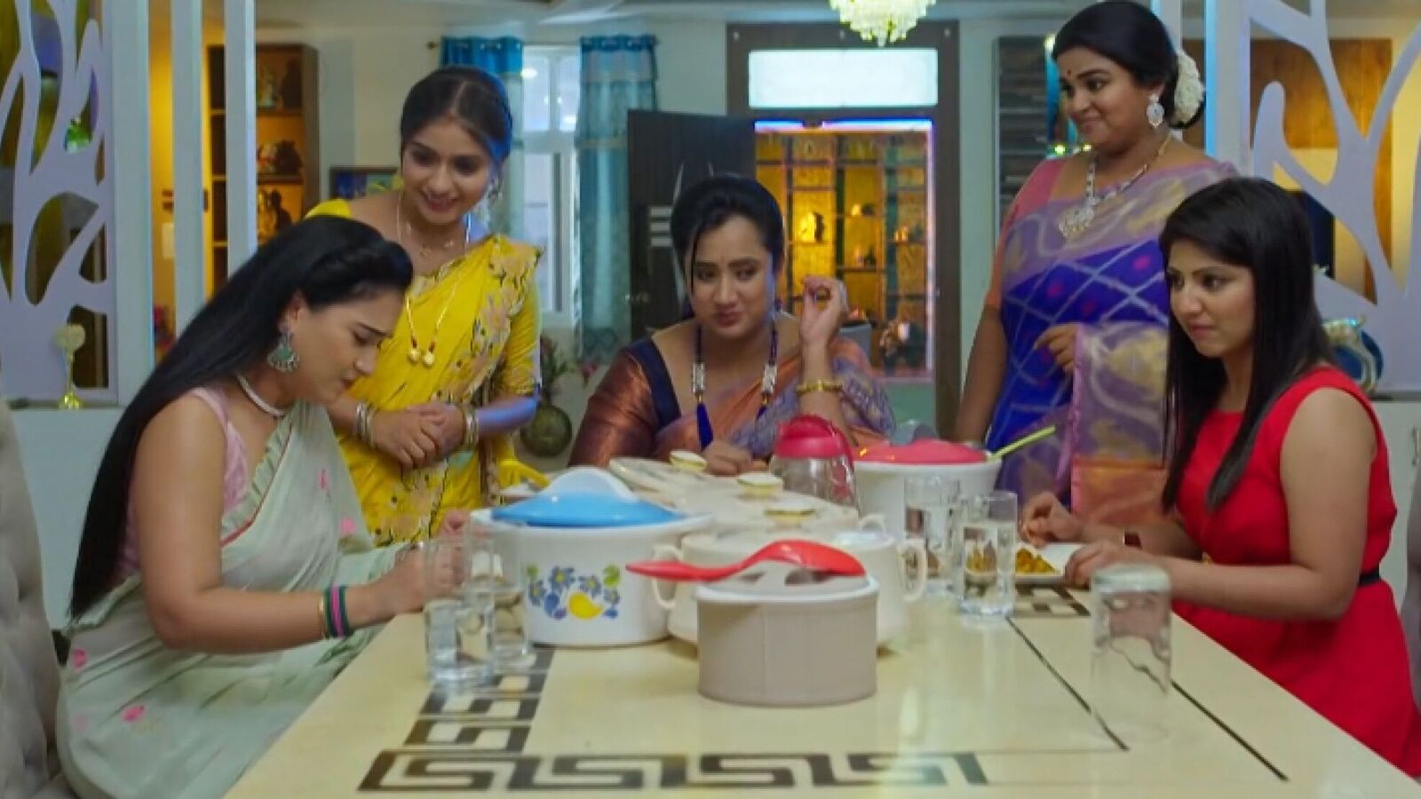 నిన్ను కోరి సీరియల్ టుడే ఎపిసోడ్ జూన్ 11: దుష్టత్రయానికి అదిరిపోయే ట్విస్ట్.. ఒకరికొకరు తినిపించుకున్న చంద్ర, విరాట్