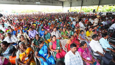 <p>భూభారతికి సంబంధించి మంత్రి పొంగులేటి మాట్లాడుతూ.. గత ప్రభుత్వ హయాంలో రైతులు అధికారుల చుట్టూ తిరిగినా వారి భూ సమస్యలు పరిష్కారం కాలేదన్నారు. ఇప్పుడు రెవెన్యూ అధికారులే ప్రజల వద్దకు వస్తున్నారని గుర్తు చేశారు.</p> <p>భూభారతికి సంబంధించి మంత్రి పొంగులేటి మాట్లాడుతూ.. గత ప్రభుత్వ హయాంలో రైతులు అధికారుల చుట్టూ తిరిగినా వారి భూ సమస్యలు పరిష్కారం కాలేదన్నారు. ఇప్పుడు రెవెన్యూ అధికారులే ప్రజల వద్దకు వస్తున్నారని గుర్తు చేశారు.</p>