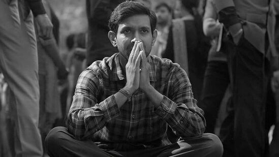 12th ఫెయిల్ - 2023 సంవత్సరంలో విడుదలైన '12th ఫెయిల్' చిత్రం ఈ జాబితాలో మొదటి స్థానంలో ఉంది. విక్రాంత్ మస్సే చిత్రానికి ఐఎండీబీలో 8.7 రేటింగ్ లభించింది. ఈ సినిమాను జియోహాట్‌స్టార్ లో చూడొచ్చు.
