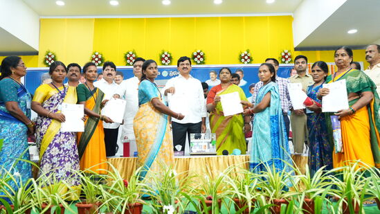 ములుగు జిల్లా ములుగు మండ‌లంలోని ఇంచెర్ల గ్రామంలో బుధ‌వారం మంత్రి సీత‌క్క‌తో క‌లిసి ఇందిర‌మ్మ ఇళ్ల‌ ల‌బ్దిదారుల‌కు మంజూరు ప‌త్రాల‌ను మంత్రి పొంగులేటి అంద‌జేశారు.