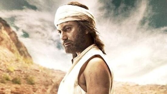 మాంఝీ - ది మౌంటెన్ మ్యాన్ - తన భార్య మరణించిన తరువాత దశరథ్ మాంఝీ ఒంటరిగా ఒక పర్వతాన్ని తొలిచాడు. గ్రామం నుండి ఆసుపత్రికి వెళ్ళే రహదారిని అనేక కిలోమీటర్ల మేర ఒక్కడే రూపొందించాడు. స్ఫూర్తిదాయకమైన ఈ యథార్థ కథకు ఐఎండీబీలో 8.0 రేటింగ్ లభించింది. 2015లో వచ్చిన ఈ మూవీ నెట్‌ఫ్లిక్స్ లో ఉంది.