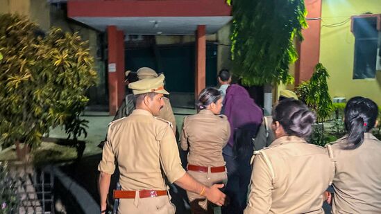 తన కుమారుడిపై తప్పుడు ఆరోపణలు చేస్తున్నారని రాజ్ కుష్వాహా తల్లి మీడియాకు తెలిపారు. 'నా కొడుకు అలా చేయడు. వయసు కేవలం 20 ఏళ్లు మాత్రమే. నా కొడుకు సోనమ్ సోదరుడి ఫ్యాక్టరీలో పనిచేసేవాడు.' అని చెప్పారు. రాజ్ కుష్వాహాతో సోనమ్ తరచూ మాట్లాడేదని రాజా రఘువంశీ సోదరుడు ఆరోపించారు.