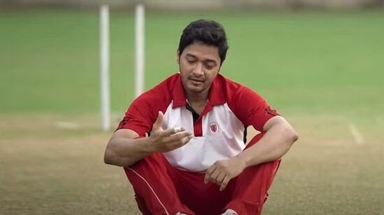 శ్రేయాస్ తల్పాడే లీడ్ రోల్లో నటించిన మూవీ 'కౌన్ ప్రవీణ్ తాంబే'. తన మొండితనం, అభిరుచితో తన కలలకు నెరవేర్చుకున్న ప్రవీణ్ తాండే అనే క్రికెటర్ కథ. ఐఎండీబీలో ఈ సినిమాకు 8.3 రేటింగ్ వచ్చింది. జియోహాట్‌స్టార్ ఓటీటీలో చూడొచ్చు.