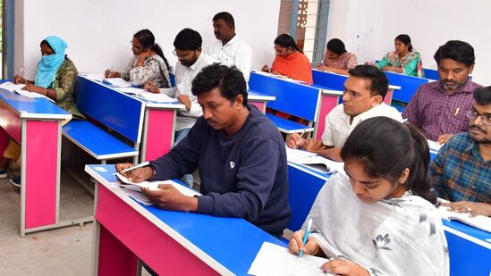 గ్రూప్ 2 ప్రక్రియంతా పూర్తి అయితే… గ్రూప్ 3 లో ఎలాంటి బ్యాక్ ల్యాగ్స్ ఉండే అవకాశం ఉండదని పలువురు అభ్యర్థులు టీజీపీఎస్సీ దృష్టికి తీసుకెళ్లారు.  గ్రూప్‌-2, గ్రూప్‌-3 పరీక్షలు రాసిన అభ్యర్థుల్లో కొందరికి రెండు ఉద్యోగాలు వచ్చే అవకాశాలుంటాయని… ఇలాంటి నేపథ్యంలో… కొన్ని పోస్టులు మిగిలిపోయే అవకాశం ఉంటుందని తెలిపారు.