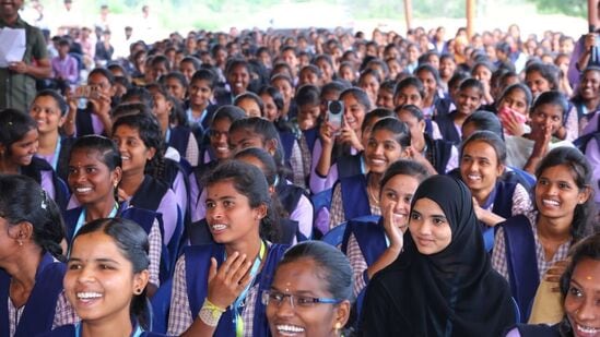 ఈకైవైసీ ప్రక్రియ తప్పకుండా పూర్తి చేసుకోవాలని అధికారులు స్పష్టం చేస్తున్నారు. లేకుండా డబ్బుల చెల్లింపు ప్రక్రియలో ఇబ్బందులు తలెత్తుతాయని అంటున్నారు. తల్లులతో పాటు వారి పిల్లల వివరాలన్నీ కూడా హౌస్ డేటా బేస్ లో తప్పకుండా నమోదు చేసుకొని ఉండాలని అధికారులు సూచిస్తున్నారు.