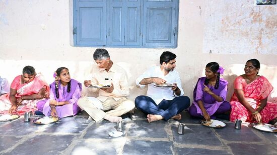 ఈ పథకం కింద విద్యార్థుల తల్లుల ఖాతాల్లో రూ.15,000 నగదు జమ చేయనుంది. అయితే, ఈ మొత్తం పొందాలంటే విద్యార్థుల తల్లుల బ్యాంక్ ఖాతాను ఆధార్ నంబర్తోపాటు ఎన్పీసీఐతో జూన్ 5 లోపు లింక్ చేసుకోవాలని సూచించింది. ఇదే విషయాన్ని అధికారులు చెబుతున్నారు. 