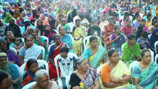 ఈ స్కీమ్ కింద ఒకటవ తరగతి నుంచి 12 వ తరగతి వరకు చదువుతున్న విద్యార్థులు అర్హులవుతారు. తల్లుల ఖాతాల్లో ఆర్థిక సహాయం కింద డబ్బులు జమ చేస్తారు. ప్రతి సంవత్సరం 15,000 ఇస్తారు. 