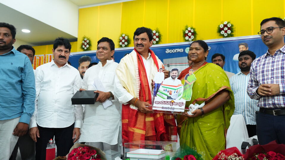 <p>ఈ సంద‌ర్భంగా ఆయ‌న‌ మాట్లాడుతూ…. ములుగు నియోజ‌క‌వ‌ర్గానికి 3,500 ఇళ్ల‌తో పాటు ఐటిడిఎ ప‌రిధి దృష్ట్యా మ‌రో 1500 ఇండ్లు మంజూరు చేశామ‌న్నారు. అయితే మంత్రి సీత‌క్క అభ్య‌ర్థ‌న‌ మేర‌కు మ‌రో 1000 ఇందిర‌మ్మ ఇళ్ల‌ను ప్ర‌త్యేకంగా మంజూరు చేస్తున్నామ‌ని ప్ర‌క‌టించారు. ల‌బ్దిదారులు మ‌రో 10-15 రోజుల్లో ఇళ్ల‌ నిర్మాణం ప్రారంభిస్తే ప్ర‌తి సోమ‌వారం వారికి నిధుల‌ను విడుద‌ల చేస్తామ‌న్నారు. <br> </p>