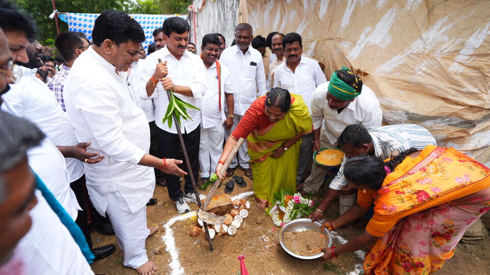 <p>అదేవిధంగా ఈ ప్రాంతంలోని అట‌వీభూముల‌లో ఇంత‌వ‌ర‌కు చిన్న‌పాటి ఇంట్లో నివ‌సిస్తున్న ప్ర‌జ‌ల‌కు అక్క‌డే ఇందిర‌మ్మ ఇళ్లు క‌ట్టుకునే అవ‌కాశం క‌ల్పించాలంటూ అట‌వీ అధికారుల‌ను ఆదేశిస్తామ‌ని మంత్రి వెల్ల‌డించారు. అలాగే ముఖ్య‌మంత్రి రేవంత్ రెడ్డి సూచ‌న‌ల మేర‌కు రాష్ట్రంలో చెంచుల‌కు ప్ర‌త్యేకంగా 10 వేల ఇళ్లు మంజూరు చేశామ‌ని తెలిపారు.<br> </p>