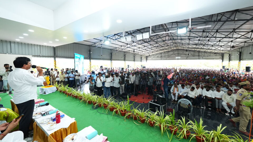 <p>ఇందిర‌మ్మ ప్ర‌భుత్వం అంటేనే ఇందిర‌మ్మ ఇళ్లు అని మంత్రి పొంగులేటి అభివ‌ర్ణించారు. గ‌తంలో 9 సంవ‌త్స‌రాల పాల‌న‌లో ఇందిర‌మ్మ ప్ర‌భుత్వం పేద‌ల‌కు 25.50 ల‌క్ష‌ల ఇళ్లు ఇచ్చింద‌ని గుర్తుచేశారు. త‌ర్వాత వ‌చ్చిన బీఆర్ఎస్‌ ప్ర‌భుత్వం రెండు ద‌ఫాలు రాజ్య‌మేలినా కేవ‌లం 92 వేల ఇండ్ల‌కు ఆమోదం తెలిపి, 60 వేల ఇండ్ల‌ను మాత్ర‌మే పూర్తిచేసింద‌ని… అందులో 30 వేలకు పైగా ఇళ్లు మొండిగోడ‌ల‌తో మిగిలిపోయాయ‌ని విమ‌ర్శించారు. క‌ట్టిన ఇళ్ల‌కుగాను కాంట్రాక్ట‌ర్ల‌కు కూడా డ‌బ్బు చెల్లించ‌లేద‌ని త‌ప్పుబ‌ట్టారు.<br> </p>