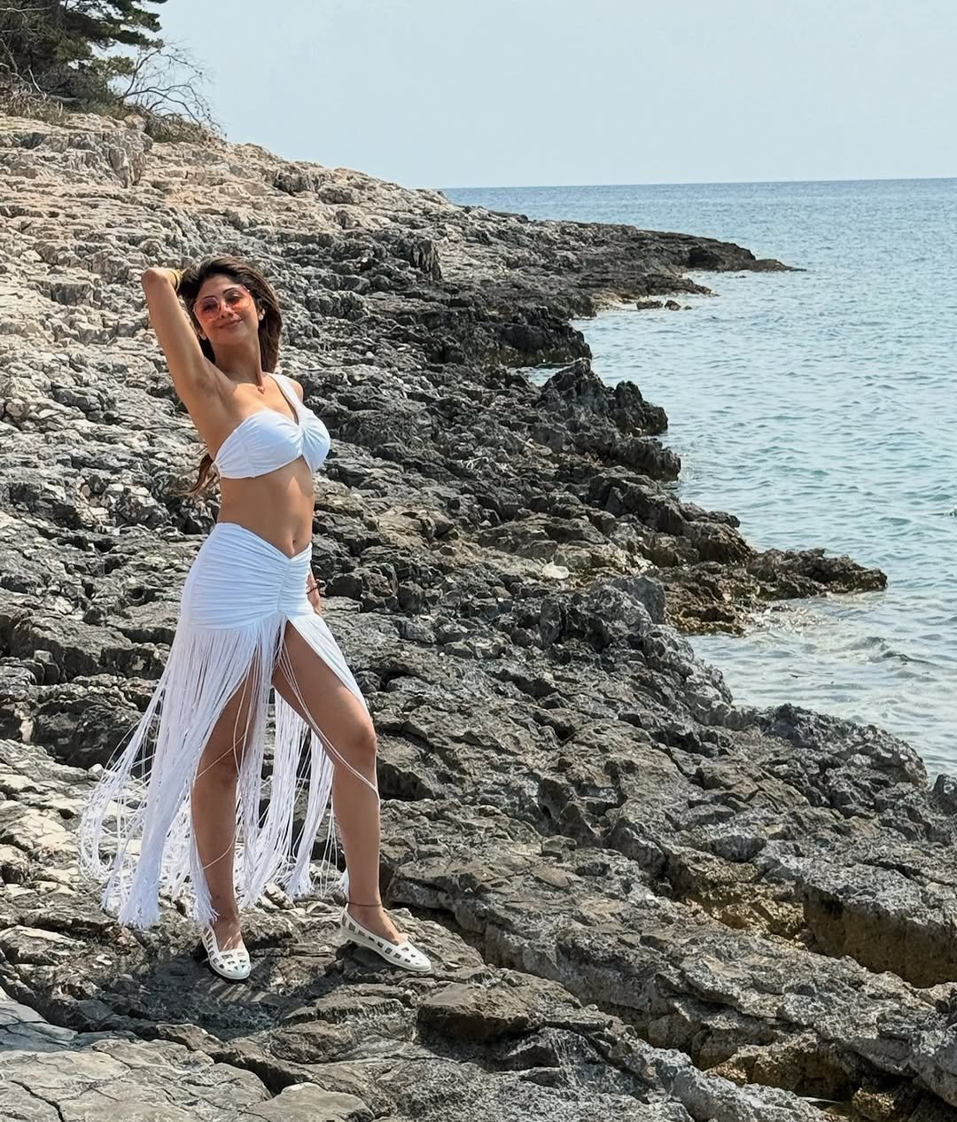విక్టరీ వెంకటేశ్ సరసన సాహస వీరుడు సాగర కన్య సినిమాతో తెలుగులోకి ఎంట్రీ ఇచ్చింది శిల్పా శెట్టి. ఈ సినిమాలో సాగర కన్యగా అలరించింది. ఇప్పుడు సముద్రం ఒడ్డున మరోసారి అలాగే కనిపిస్తోంది. 