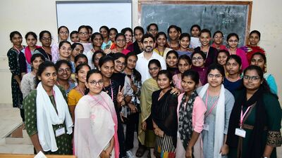 <p> తల్లిలేని పిల్లలకు తండ్రి లేదా సంరక్షుల ఖాతాల్లో జమ చేయాలని ఏపీ ప్రభుత్వం నిర్ణయించింది. ఇదే విషయాన్ని ముఖ్యమంత్రి చంద్రబాబు కూడా ప్రకటించారు. అనాథ పిల్లలకు కూడా తల్లికి వందనం పథకం వర్తింపజేస్తాని తెలిపారు.</p> <p> తల్లిలేని పిల్లలకు తండ్రి లేదా సంరక్షుల ఖాతాల్లో జమ చేయాలని ఏపీ ప్రభుత్వం నిర్ణయించింది. ఇదే విషయాన్ని ముఖ్యమంత్రి చంద్రబాబు కూడా ప్రకటించారు. అనాథ పిల్లలకు కూడా తల్లికి వందనం పథకం వర్తింపజేస్తాని తెలిపారు.</p>