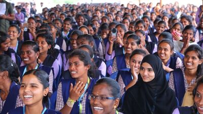 <p>పది వేల ఆదాయం లోపు వున్న తెల్లరేషన్ కార్డుదారులకు, నెలకు 300 యూనిట్ల కరెంట్ బిల్లు దాటకుండా ఉండే కుటుంబాలకు ఈ స్కీమ్ వర్తింపజేస్తారు. 75 శాతం అటెండెన్స్ ఉండాల్సి ఉంటుంది. అంతేకాకుండా అన్ని ధృవపత్రాలు, ఆధార్ లింక్డ్ బ్యాంక్ అకౌంట్ ఉంటేనే డబ్బులు జమవుతాయి.<br> </p> <p>పది వేల ఆదాయం లోపు వున్న తెల్లరేషన్ కార్డుదారులకు, నెలకు 300 యూనిట్ల కరెంట్ బిల్లు దాటకుండా ఉండే కుటుంబాలకు ఈ స్కీమ్ వర్తింపజేస్తారు. 75 శాతం అటెండెన్స్ ఉండాల్సి ఉంటుంది. అంతేకాకుండా అన్ని ధృవపత్రాలు, ఆధార్ లింక్డ్ బ్యాంక్ అకౌంట్ ఉంటేనే డబ్బులు జమవుతాయి.<br> </p>