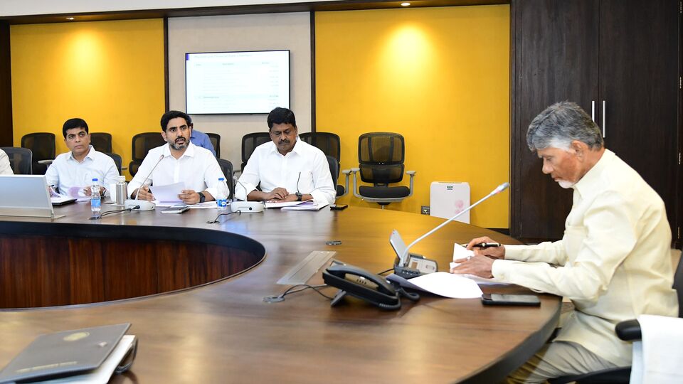 <p> తల్లికి వందనం పథకం అమలుకు సంబంధించిన మార్గదర్శకాలను ఏపీ ప్రభుత్వం విడుదల చేసింది.అయితే తల్లుల ఖాతాలో రూ.15వేలు కాకుండా రూ.13వేలు మాత్రమే జమ కానున్నాయి, రూ.2వేలను పాఠశాలల అభివృద్ధితో పాటు నిర్వహణకు కేటాయిస్తున్నట్లు ప్రభుత్వం విడుదల చేసిన జీవోలో స్పష్టం చేశారు.</p>