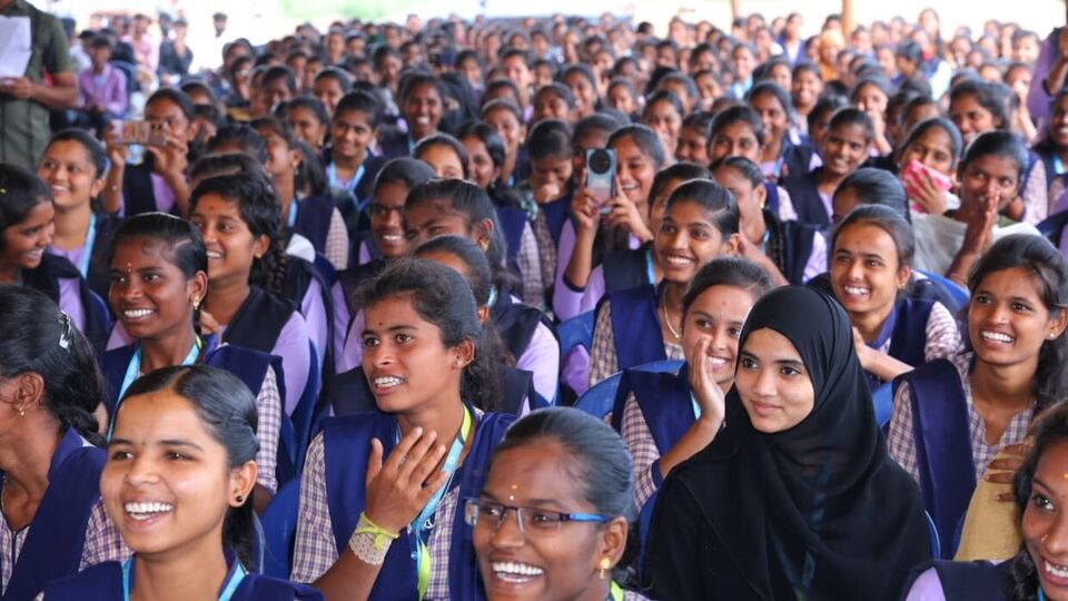 <p>పది వేల ఆదాయం లోపు వున్న తెల్లరేషన్ కార్డుదారులకు, నెలకు 300 యూనిట్ల కరెంట్ బిల్లు దాటకుండా ఉండే కుటుంబాలకు ఈ స్కీమ్ వర్తింపజేస్తారు. 75 శాతం అటెండెన్స్ ఉండాల్సి ఉంటుంది. అంతేకాకుండా అన్ని ధృవపత్రాలు, ఆధార్ లింక్డ్ బ్యాంక్ అకౌంట్ ఉంటేనే డబ్బులు జమవుతాయి.<br> </p>