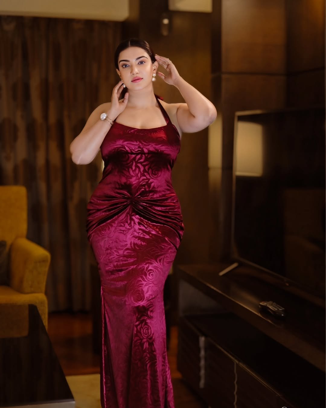 కుర్రాళ్లను కైపెక్కించే లుక్స్ తో అదరగొట్టింది హనీ రోజ్. ఆమె ఫొజులు హీట్ పెంచేస్తున్నాయి. ఇన్ స్టాగ్రామ్ లో హనీ రోజ్ కు 4.4 మిలియన్ ఫాలోవర్లున్నారు. 