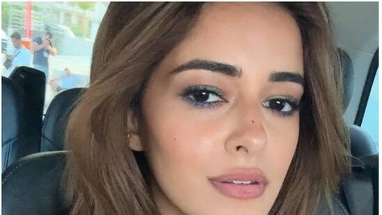 ఈ ఫోటోల్లో అనన్య పాండే మేకప్, లుక్స్ చూసి చాలా మంది ప్రశంసలు కురిపిస్తున్నారు. షారుక్ ఖాన్ కుమార్తె సుహానా ఖాన్ కూడా పాప్ స్టార్‌లా కనిపిస్తోందని కామెంట్ చేసింది.