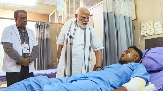 ఎయిరిండియా విమాన ప్రమాదంలో బతికి బయటపడిన ఏకైక ప్రయాణికుడు విశ్వాస్​ని ప్రధానమంత్రి మోదీ పరామర్శించారు.