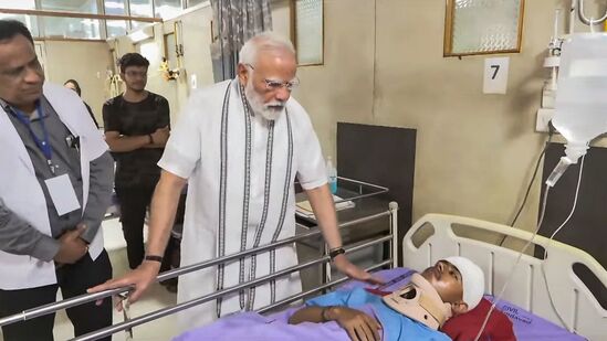 “ఇది మాటలకు అందని విషాదం. అనూహ్యంగా ఇంత మంది ప్రాణాలు కోల్పోవడం హృదయవిదారకం. మృతుల కుటుంబాలకు నా సానుభూతి. మీ బాధను మేము అర్థం చేసుకోగలము. మీ జీవితంలో ఏర్పడిన లోటును అర్థం చేసుకోగలము,” అని ప్రధాని మోదీ అన్నారు.