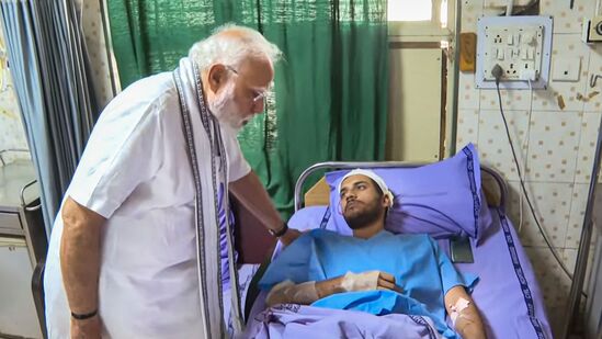 శుక్రవారం ఉదయం అహ్మదాబాద్​కు వెళ్లిన ప్రధాని నరేంద్ర మోదీ.. ఆసుపత్రిలో చికిత్స పొందుతున్న క్షతగాత్రులను పరామర్శించారు.