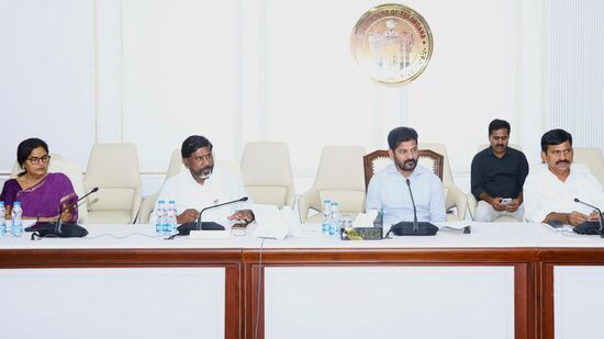 గతంలో రైతుబంధు వచ్చిన రైతులు రైతు భరోసాకి దరఖాస్తు చేసుకోవాల్సిన అవసరం లేదని వ్యవసాయశాఖ స్పష్టం చేసింది.  వీలైనంత త్వరగా కొత్త రైతులు వారి వివరాలను అందజేయాలని అధికారులు సూచిస్తున్నారు. దరఖాస్తుల విషయంపై రంగారెడ్డి జిల్లాలోని మంచాల మండలానికి చెందిన వ్యవసాయ అధికారులతో HT తెలుగు మాట్లాడింది. త్వరగా దరఖాస్తు చేసుకుంటే వివరాలు అప్డేట్ అవుతాయని, పెట్టుబడి సాయం అందే విషయంలో ఇబ్బందులు రావని వెల్లడించారు. 