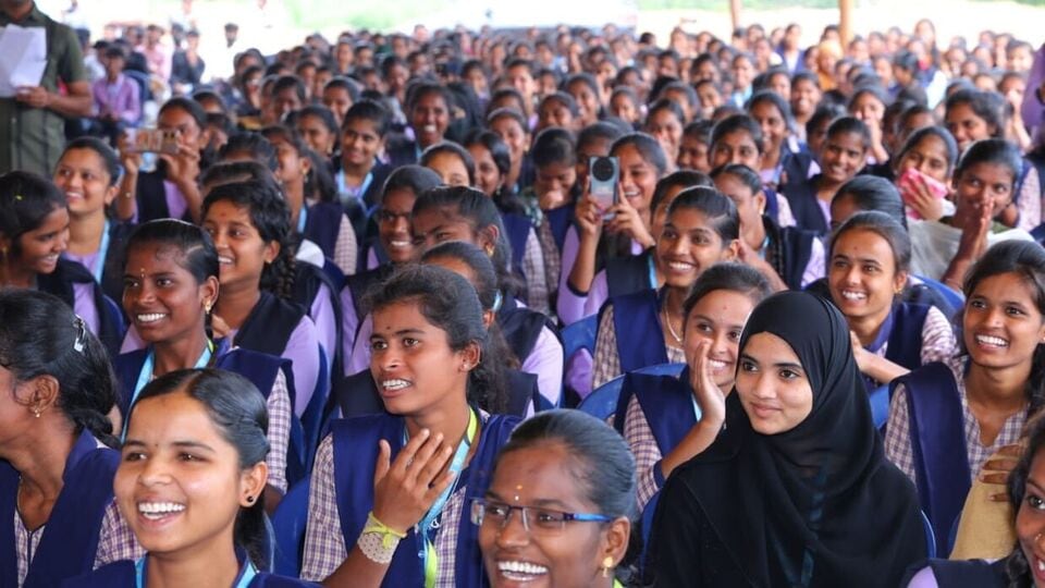 <p>విద్యా హక్కు చట్టం కింద ప్రైవేటు స్కూళ్లలో ప్రవేశాలు పొందిన విద్యార్థులకు కూడా ఈ స్కీమ్ ను వర్తింపజేస్తారు. వీరి సంఖ్య రాష్ట్రంలో 70 వేలకుపైగా ఉంది.</p>