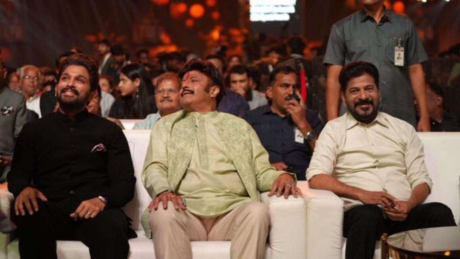 సీఎం రేవంత్ ముందే తగ్గేదేలే డైలాగ్ చెప్పిన అల్లు అర్జున్.. వీడియో వైరల్