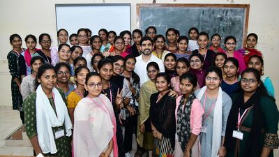 <p>మరోవైపు గ్రామ సచివాలయాల్లో తల్లికి వందనం స్కీమ్ అర్హులు, అనర్హుల జాబితాల ప్రదర్శిస్తారు. వీటిపై అభ్యంతరాలు ఉంటే జూన్ 20వ తేదీ వరకు ఫిర్యాదులు చేసుకోవచ్చు. ఫిర్యాదులు స్వీకరించిన తర్వాత వాటిని పునఃపరిశీలిస్తారు. అర్హులైన వారిని గుర్తిస్తారు. మరో జాబితాను సిద్ధం చేస్తారు. జూన్ 21 నుంచి 28 తేదీల మధ్య ఈ ప్రక్రియను పూర్తి చేస్తారు.గ్రీవెన్స్ లో పరిశీలన పూర్తి అయిన తర్వాత… అర్హులను గుర్తిస్తారు. ఈ అదనపు జాబితాను జూన్ 30వ తేదీన విడుదల చేస్తారు. వీరికి జూలై 5వ తేదీన నిధులను జమ చేస్తారు.</p> 