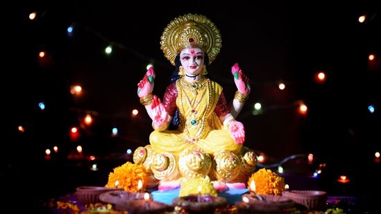 హిందూ మతంలో లక్ష్మీదేవి ఆరాధనకు ప్రత్యేక ప్రాముఖ్యత ఉంది. ప్రతిరోజూ అమ్మవారిని పూజించడం వల్ల సంపద పెరిగి, ఇంటికి సౌభాగ్యం కలుగుతుంది. పురాణాల్లో, లక్ష్మీ దేవిని సంపదకు దేవతగా, ఆనందం, గౌరవం, కీర్తికి చిహ్నంగా భావిస్తారు. లక్ష్మీదేవీ అనుగ్రహంతో భక్తుడికి సుఖసంతోషాలు పెరుగుతాయి.