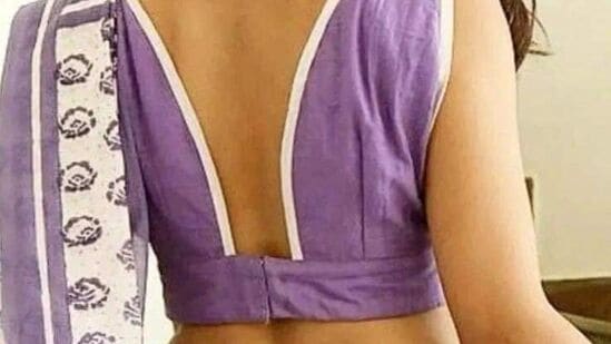 బ్యాక్ లెస్ డిజైన్ - మీకు బ్యాక్ లెస్ డిజైన్ కావాలనుకుంటే, దీనిని ఇలా ప్రత్యేక నమూనాలో కట్ చేసి చీరకు పైపింగ్ జోడించండి. తద్వారా బ్లౌజ్ రూపమే ఆకర్షణీయంగా మారుతుంది. (ఫోటో సౌజన్యం - పింటరెస్ట్)