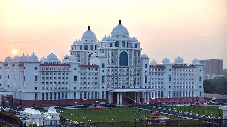 <p>ఈనెల 16వ తేదీన సీఎం రేవంత్ రెడ్డి రైతు నేస్తం కార్యక్రమంలో పాల్గొననున్నారు. వ్యవసాయ విశ్వవిద్యాలయం ఆడిటోరియం వేదికగా పలు జిల్లాల రైతులతో </p><p>మాట్లాడనున్నారు. ఈ కార్యక్రమాన్ని రైతు వేదికల్లో కూడా ప్రత్యక్షప్రసారమయ్యేలా ఏర్పాట్లు చేస్తున్నారు.</p>