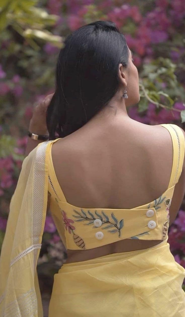 వెనకవైపు అందమైన బటన్లు - బ్యాక్ డిజైన్ ను పూర్తిగా డిఫరెంట్ గా చేయాలనుకుంటే ఈ బ్లౌజుల బ్యాక్ డిజైన్స్ చూడండి. ప్రింటెడ్ చీరల నుంచి ఎంబ్రాయిడరీ చీరల వరకు ఇలాంటి ప్రత్యేకమైన డిజైన్లతో బ్లౌజులు ఆకర్షణీయమైన రూపాన్ని ఇస్తాయి. (ఫోటో - పింటరెస్ట్)