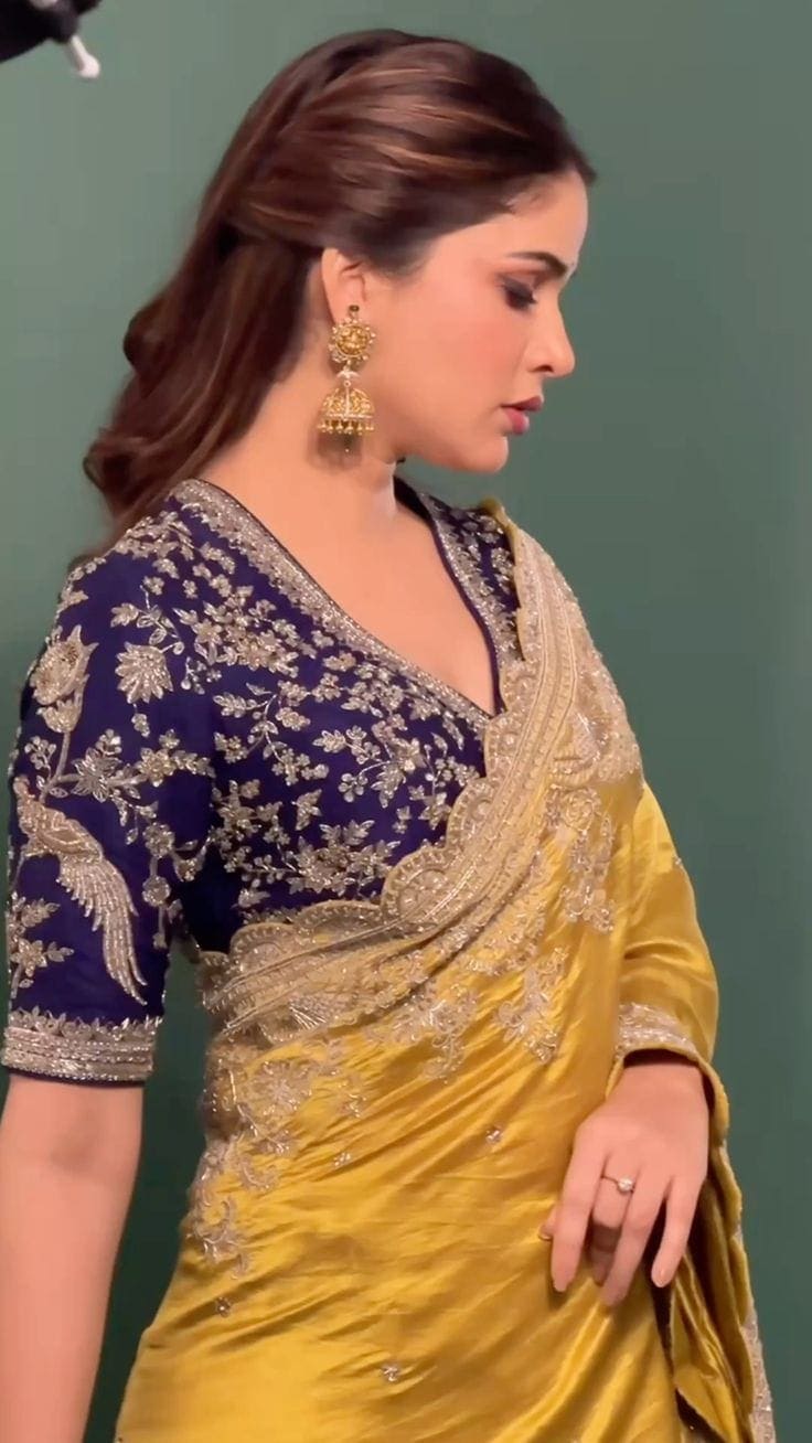 కౌంటర్ కలర్ బ్లౌజ్: చీర అందాన్ని పెంచాలనుకుంటే, చీర యొక్క వ్యతిరేక రంగుపై ఇలాంటి ఎంబ్రాయిడరీ వర్క్ తో కుట్టిన బ్లౌజ్ ను కొనుగోలు చేసి ధరించండి. అందరి దృష్టి ఈ సింపుల్ డిజైన్ బ్లౌజ్ పైనే ఉంటుంది. (ఫోటో- పింటరెస్ట్)