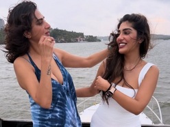 <p>సోషల్ మీడియాలో ఎప్పుడూ యాక్టివ్ గా ఉంటుంటారు సురేఖ వాణి, సుప్రీత. పండగలు, స్పెషల్ ఒకేషన్, వెకేషన్.. ఇలా అన్ని ఫొటోలనూ షేర్ చేస్తుంటారు. </p>