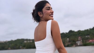 <p>బిగ్ బాస్ రన్నరప్ అమర్ దీప్ తో కలిసి సుప్రీత సినిమా చేస్తోంది. సుప్రీతను ఇండస్ట్రీకి పరిచయం చేస్తున్న ఈ సినిమాకు ‘చౌదరి గారి అబ్బాయితో నాయుడు గారి అమ్మాయి’ అనే టైటిల్ పెట్టారు. </p> (instagram-_supritha_9) <p>బిగ్ బాస్ రన్నరప్ అమర్ దీప్ తో కలిసి సుప్రీత సినిమా చేస్తోంది. సుప్రీతను ఇండస్ట్రీకి పరిచయం చేస్తున్న ఈ సినిమాకు ‘చౌదరి గారి అబ్బాయితో నాయుడు గారి అమ్మాయి’ అనే టైటిల్ పెట్టారు. </p> (instagram-_supritha_9)