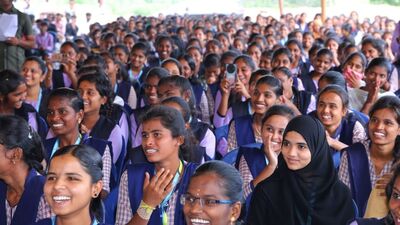 <p>ఇక చివరల్లో పేమెంట్ వివరాలు కనిపిస్తాయి. మీ ఖాతాలోకి డబ్బులు పడ్డాయా లేదా అనేది కనిపిస్తుంది. జమ కాకుండా ఉంటే కూడా ఆ వివరాలు డిస్ ప్లే అవుతాయి. </p> <p>ఇక చివరల్లో పేమెంట్ వివరాలు కనిపిస్తాయి. మీ ఖాతాలోకి డబ్బులు పడ్డాయా లేదా అనేది కనిపిస్తుంది. జమ కాకుండా ఉంటే కూడా ఆ వివరాలు డిస్ ప్లే అవుతాయి. </p>