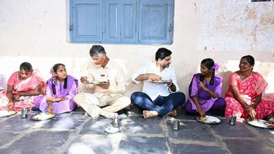 <p>మరోవైపు గ్రామ సచివాలయాల్లో తల్లికి వందనం స్కీమ్ అర్హులు, అనర్హుల జాబితాల ప్రదర్శిస్తున్నారు. వీటిపై అభ్యంతరాలు ఉంటే జూన్ 20వ తేదీ వరకు ఫిర్యాదులు చేసుకోవచ్చు. ఫిర్యాదులు స్వీకరించిన తర్వాత వాటిని పునఃపరిశీలిస్తారు. అర్హులైన వారిని గుర్తిస్తారు. మరో జాబితాను సిద్ధం చేస్తారు. </p> <p>మరోవైపు గ్రామ సచివాలయాల్లో తల్లికి వందనం స్కీమ్ అర్హులు, అనర్హుల జాబితాల ప్రదర్శిస్తున్నారు. వీటిపై అభ్యంతరాలు ఉంటే జూన్ 20వ తేదీ వరకు ఫిర్యాదులు చేసుకోవచ్చు. ఫిర్యాదులు స్వీకరించిన తర్వాత వాటిని పునఃపరిశీలిస్తారు. అర్హులైన వారిని గుర్తిస్తారు. మరో జాబితాను సిద్ధం చేస్తారు. </p>