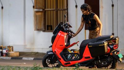 <p>రివర్​ ఇండీలో 6.7 కేబ్ల్యూ ఎలక్ట్రిక్​ మోటార్​ ఉంది. ఇది 8.9 బీహెచ్​పీ పవర్​ని జనరేట్​ చేస్తుంది. ఈ ఎలక్ట్రిక్​ స్కూటర్​ టాప్​ స్పీడ్​ 90 కేఎంపీహెచ్​. ఇందులోని 4 కేడబ్ల్యూహెచ్​ బ్యాటరీని ఒక్కసారి ఛార్జ్​ చేస్తే 161 కి.మీ ఐడీసీ రేంజ్​ ఇస్తుందని సంస్థ చెబుతోంది.</p>
