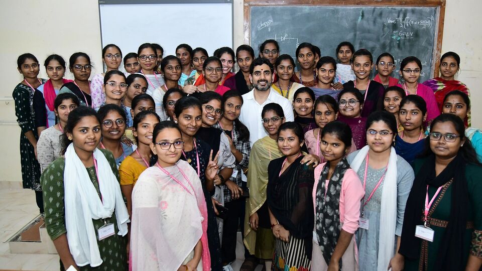 <p>జూన్ 21 నుంచి 28 తేదీల మధ్య ఈ ప్రక్రియను పూర్తి చేస్తారు.గ్రీవెన్స్ లో పరిశీలన పూర్తి అయిన తర్వాత… అర్హులను గుర్తిస్తారు. ఈ అదనపు జాబితాను జూన్ 30వ తేదీన విడుదల చేస్తారు. వీరికి జూలై 5వ తేదీన నిధులను జమ చేస్తారు. అర్హులైన ప్రతి ఒక్కరికీ ఈ స్కీమ్ కింద డబ్బులు జమ చేస్తామని ప్రభుత్వం స్పష్టం చేస్తోంది. </p>