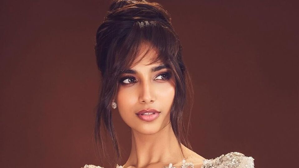 <p>మీనాక్షి చౌదరీ లేటెస్ట్ ట్రెండీ ఫొటోలు సోషల్ మీడయాలో వైరల్ గా మారాయి. వావ్ మీను అంటూ నెటిజన్లు కామెంట్ చేస్తున్నారు. మరో హాట్ బ్యూటీ అనుపమ పరమేశ్వరన్ ఈ ఫొటోలకు లైక్ కొట్టింది. </p>(instagram-meenakshichaudhary)