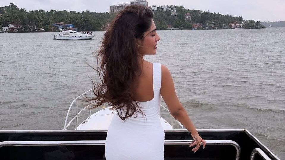 <p>వైట్ గౌన్ లో ఇలా బ్యాక్ అందాలను చూపిస్తూ రెచ్చగొడుతోంది సుప్రీత. ఆమె హాట్ షోకు ఫ్యాన్స్ ఫిదా అవుతున్నారు. </p>(instagram-_supritha_9)