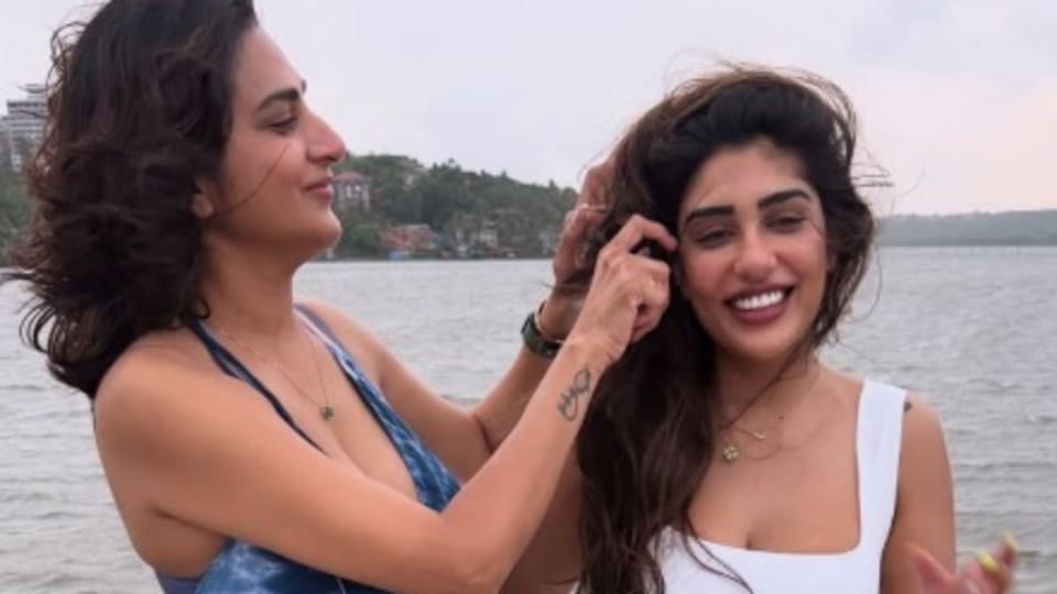 <p>రీసెంట్ గా అమ్మతో టైమ్ స్పెండ్ చేసిన ఫొటోలను ఆదివారం (జూన్ 15) ఇన్ స్టాగ్రామ్ లో సుప్రీత షేర్ చేసింది. ఇందులో సుప్రీతతో పోటీపడీ మరీ సురేఖ వాణి అందాల విందు వడ్డించింది. </p>(instagram-_supritha_9)