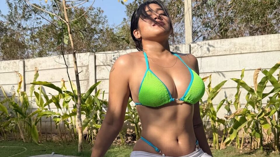 <p>అలాగే, మోడల్‌గా పలు షోలలో పాల్గొనే సోఫియా అన్సారీ ఇన్‌స్టాగ్రామ్‌లో హాట్ షోలతో రెచ్చిపోతుంటుంది. అందాలన్నీ ఆరబోసేలా ఫొటోలు, వీడియోలు చేస్తుంటుంది సోఫియా అన్సారీ.<br> </p>(Instagram/Sofia Ansari )