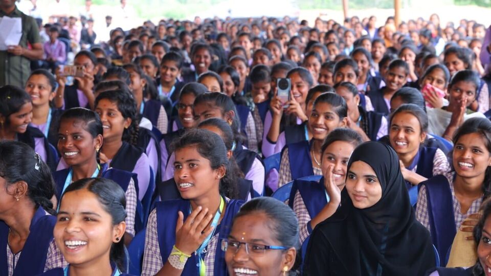 <p>ఇక చివరల్లో పేమెంట్ వివరాలు కనిపిస్తాయి. మీ ఖాతాలోకి డబ్బులు పడ్డాయా లేదా అనేది కనిపిస్తుంది. జమ కాకుండా ఉంటే కూడా ఆ వివరాలు డిస్ ప్లే అవుతాయి. </p>