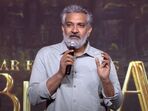 తను నమ్మిన సిద్ధాంతానికి ఇంచ్ కూడా పక్కకు జరగరు.. మేము పూర్తిగా అపోజిట్.. మరో దర్శకుడిపై రాజమౌళి కామెంట్స్
