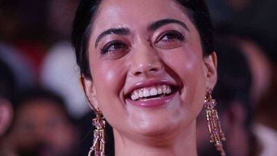 <p>రష్మిక నవ్వితే ముత్యాలు రాలుతున్నాయని ఫ్యాన్స్ కామెంట్లు చేస్తున్నారు. వెన్నెల వెలుగులా ఆమె ఇలా నవ్వడమే అందుకు కారణం. కుబేర ప్రీ రిలీజ్ ఈవెంట్ లో రష్మిక లుక్ ఫొటోలు ఇంటర్నెట్ లో వైరల్ గా మారాయి. </p> (x)