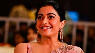 <p>పాన్ ఇండియా హీరోయిన్ రష్మిక మందన్న మరోసారి తళుక్కుమంది. కుబేర సినిమా ప్రీ రిలీజ్ ఈవెంట్ లో ఈ భామ చీరకట్టులో మెరిసింది. అందంతో అలరించింది. </p> (x)