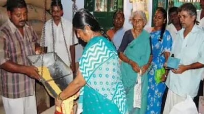 <p>మే నుంచి ఏపీ సర్కార్ కొత్త రేషన్ కార్డులకు దరఖాస్తులు కూడా స్వీకరిస్తోంది. అర్హులైన వారు గ్రామ, వార్డు సచివాలయాలలో రేషన్ కార్డు కోసం దరఖాస్తు చేసుకోవచ్చు. త్వరలోనే ఏటీఎం కార్డు సైజులో ఉండే స్మార్ట్ రేషన్ కార్డులను ప్రభుత్వం జారీ చేయనుంది. </p> <p>మే నుంచి ఏపీ సర్కార్ కొత్త రేషన్ కార్డులకు దరఖాస్తులు కూడా స్వీకరిస్తోంది. అర్హులైన వారు గ్రామ, వార్డు సచివాలయాలలో రేషన్ కార్డు కోసం దరఖాస్తు చేసుకోవచ్చు. త్వరలోనే ఏటీఎం కార్డు సైజులో ఉండే స్మార్ట్ రేషన్ కార్డులను ప్రభుత్వం జారీ చేయనుంది. </p>