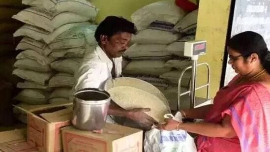 క్యూఆర్ కోడ్‌తో ఉన్న రేషన్ కార్డులను అందిస్తామని ఏపీ ప్రభుత్వం వెల్లడించిన సంగతి తెలిసిందే. ఇందులో డేటా వివరాలు ఉండేలా రూపొందించనున్నారు. 