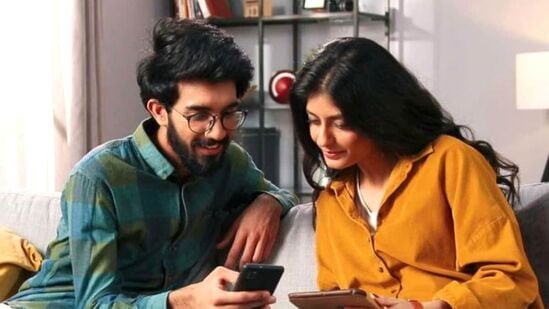 విఐ రూ .399 ప్రీపెయిడ్ ప్లాన్ - మీరు వొడాఫోన్ నుంచి కూడా ఈ ప్లాన్​ని పరిగణించవచ్చు. ఈ ప్లాన్ వ్యాలిడిటీ 28 రోజులు. అపరిమిత కాల్స్, రోజుకు 2 జీబీ డేటా, రోజుకు 100 ఎస్ఎంఎస్​లు లభిస్తాయి. ఈ ప్లాన్​లో జియో హాట్​స్టార్​ (మొబైల్), హాఫ్ డే అన్​లిమిటెడ్ డేటా, వీకెండ్ డేటా రోల్ఓవర్, డేటా డిలైట్ వంటి ప్రయోజనాలు ఉన్నాయి. వీఐ తమ సర్కిళ్లలో అపరిమిత 5జీ డేటాను అందిస్తోంది, మీరు వెబ్సైట్ను సందర్శించడం ద్వారా చెక్ చేసుకోవచ్చు.